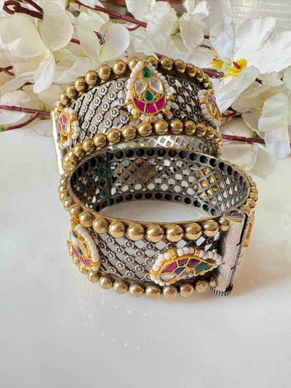 Dualtone Premium Kundan Fusion Sla Kada Brass Broad Design In Pair